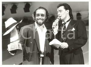 1984 MUSICA RIVA DEL GARDA - Mauro MICHELONI premia Antonello VENDITTI *Foto