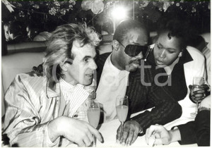1985 ca COSTUME - Peter STRINGFELLOW Stevie WONDER e la compagna Yolanda SIMMONS