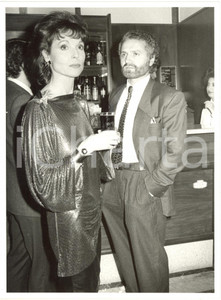 Fotografia d epoca originale 1985 MILANO Terrazza Martini  Elsa MARTINELLI e Gianni VERSACE Foto 18x24 1