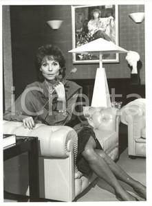 1986 RAI DUE Fiction "Atelier" Ritratto Elsa MARTINELLI sul set (1) *Foto 18x24