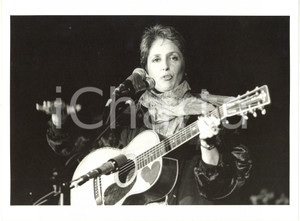 1985 ca MUSICA - Ritratto di Joan BAEZ sul palco durante un concerto (2) *Foto