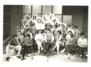 Fotografia d epoca originale 1985 RAI DUE Paroliamo  Fabrizio FRIZZI tra i ragazzi del cast Foto 24x18 cm 1