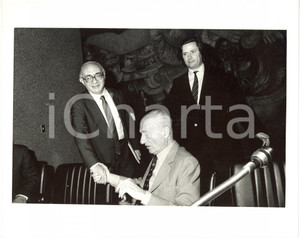 Fotografia d epoca originale 1987 MILANO PALAZZO CASTIGLIONI  Indro MONTANELLI con Gaetano SCARDOCCHIA 1 1