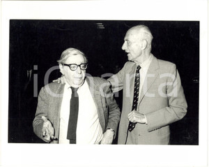 Fotografia d epoca originale 1987 MILANO PALAZZO CASTIGLIONI  Indro MONTANELLI discute con Ugo STILLE 1 1