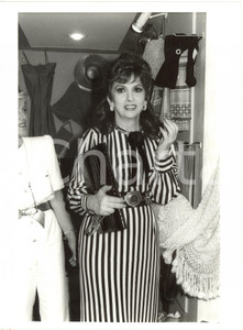1985 ca ITALIA COSTUME Gina LOLLOBRIGIDA visita un negozio - Ritratto (3) *Foto
