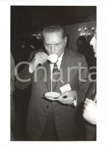 1986 MILANO Convegno BREDA "Uomini e tecnologie" Umberto MARINO beve un caffè 1