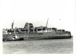 1991 LIVORNO Disastro MOBY PRINCE Traghetto durante operazioni di traino (2) Fotografia di agenzia. CONDIZIONI: FAIR (lievi difetti di stampa; piccole macchie)FORMATO: 24x18 cm  originale e autentica 1