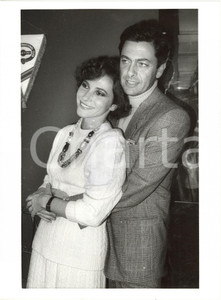 1985 ca MILANO TERRAZZA MARTINI - Ivana MONTI Andrea GIORDANA abbracciati (3)