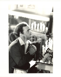 1988 CINEMA Maurizio NICHETTI prega durante una scena di LADRI DI SAPONETTE (2)