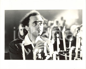 1988 CINEMA Maurizio NICHETTI prega durante una scena di LADRI DI SAPONETTE (3)