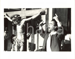 1988 CINEMA Maurizio NICHETTI con crocifisso in una scena di LADRI DI SAPONETTE