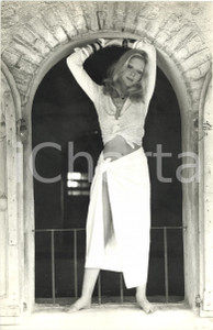 1975 ca ITALIA - COSTUME Patrizia BUFFA - Ritratto con pareo (1) *Foto 20x30 
