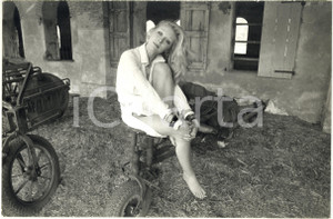 1975 ca ITALIA COSTUME Patrizia BUFFA - Ritratto con macchinario agricolo *Foto