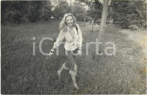1975 ca ITALIA COSTUME - Patrizia BUFFA al parco - Ritratto (1) *Foto 30x20