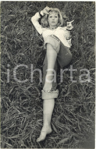 1975 ca ITALIA COSTUME Patrizia BUFFA fuma sigaretta sdraiata sull'erba *Foto 