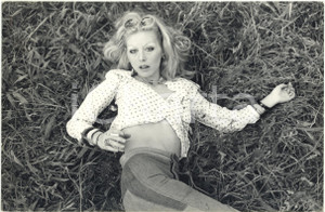1975 ca ITALIA COSTUME Patrizia BUFFA fuma sigaretta sdraiata sull'erba Foto (1)