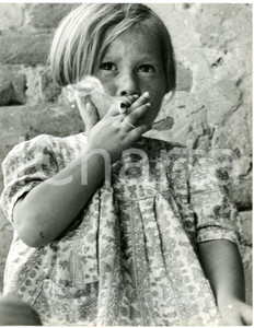 1970 ca PERIFERIA DI MILANO Bambina fuma una sigaretta - Ritratto *Foto COSTUME 