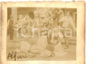 1900 ca LOMBARDIA Famiglia di artisti con chitarre e mandolini - Foto (1) Fotografia d'epoca su cartoncino.Al verso &egrave; presente una seconda fotografia, danneggiata, che mostra la superficie di un lago. CONDIZIONI: FAIR (ondulature al cartoncino; bruniture) FORMATO: 13x10 cm (cartoncino)FOTOGRAFO: Angelo Alfieri - Milano     originale e autentica 1