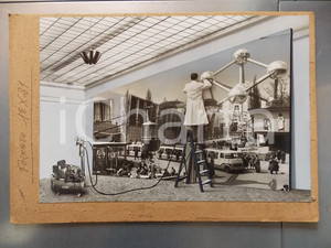 1958 EXPO BRUXELLES Scienziato ritocca l'ATOMIUM *Fotomontaggio 50x35 cm Bozzetto preparatorio per cartolina postale.Fotomontaggio su tavola di compensato, con velina di protezione.  CONDIZIONI: FAIR (tagli alla tavola; scritte a biro ai margini) FORMATO: 50x35 cm    originale e autentica 1