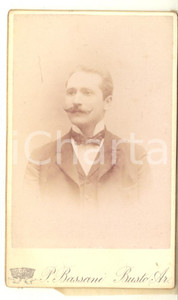Fotografia d epoca originale 1890 ca BUSTO ARSIZIO Ritratto maschile con papillon  Foto Pompeo BASSANI CDV 1