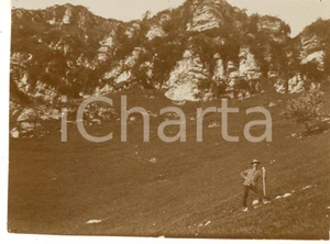 Fotografia d epoca originale 1920 ca Area di COMO  Escursionista sul pendio di un monte  Foto VINTAGE 11x8 1