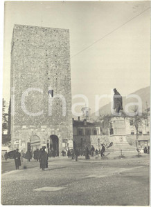 Fotografia d epoca originale 1920 ca COMO Piazza Vittoria  Porta Torre e statua di Garibaldi  Foto 8x11 1