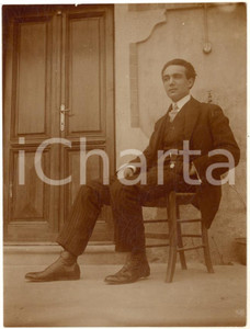 Fotografia d epoca originale Pasqua 1911 VIGGIU  VA Ritratto di giovane uomo in cortile  Foto 8x11 cm 1