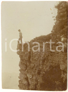 Fotografia d epoca originale 1920 ca MONTE GENEROSO Ritratto di escursionista sullo strapiombo  Foto 8x11 cm 1