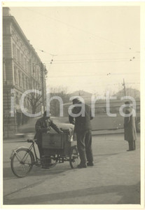 Fotografia d epoca originale 1950 ca MILANO Un venditore ambulante al lavoro  Foto VINTAGE 9x13 cm 1
