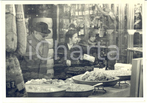 Fotografia d epoca originale 1960 MILANO Via Spadari  Gastronomia PECK  Clienti alla vetrina  Foto 15x10 1