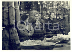 Fotografia d epoca originale 1960 MILANO Via Spadari  Gastronomia PECK  Clienti dietro la vetrina 1 Foto 1