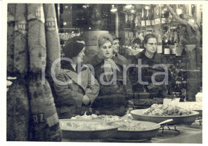 Fotografia d epoca originale 1960 MILANO Via Spadari  Gastronomia PECK  Clienti dietro la vetrina 2 Foto 1