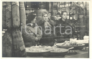 1960 MILANO Via Spadari - Gastronomia PECK - Clienti dietro la vetrina (5) Foto