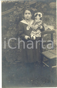 1925 ca LOMBARDIA Ritratto di bambina in giardino con la bambola - Foto