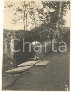 1926 CORSICO (MI) Ritratto di donna presso un torrente (1) - Foto 8x11 cm Fotografia d'epoca. CONDIZIONI: G (ma difetti di stampa)FORMATO: 8x11 cm     originale e autentica 1