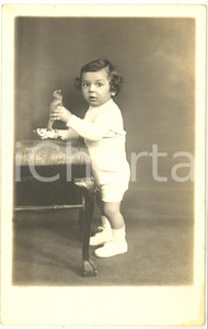 1936 s.l. ITALIA Ritratto di bambino con uccellino in mano - Foto CURIOSA Fotografia d'epoca, in formato cartolina postale, con dedica manoscritta al verso che identifica il bambino come "Dino".CONDIZIONI: G FORMATO: FP      originale e autentica 1
