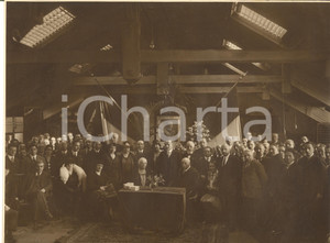 1930 ca MILANO Associazione di beneficenza - Ritratto di gruppo - Foto CRIMELLA Pregevole fotografia d'epoca, con timbro a rilievo del fotografo all'angolo inferiore sinistro. FORMATO:  29x23 cm CONDIZIONI: G (ma lieve sbrecciatura al margine inferiore)     originale e autentica 1