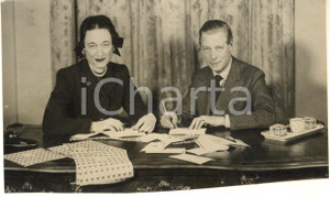 1947 WASHINGTON Duke and Duchess of Windsor writing to friends- Photo 15x10 cm