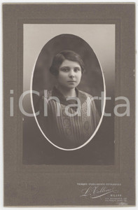 Fotografia d epoca originale 1910 ca MILANO Giovane donna con abito ricamato  Foto L. TOLLINI 12x19 cm 1