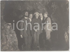 1920 ca COSTUME ITALIA Escursionisti in una grotta - Foto CURIOSA 14x10 cm  Fotografia originale d'epoca. FAIR/discreto lievi piegature angolari Formato: 14x10 cm originale e autentica 1