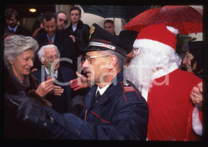35mm vintage slide* 1995ca Gianni AGNELLI incrocia BABBO NATALE   Diapositiva d'epoca, in formato 35 mm. CONDIZIONI: GOOD ICharta mette in vendita, sul negozio eBay e in esclusiva sul sito "icharta" il proprio archivio composto da numerose diapositive e negativi fotografici d'epoca, tutti originali e autentici, che attraversano la storia del costume italiano tra gli la fine degli anni Sessanta e Novanta.Si tratta di uno sguardo inedito sull'attualit&agrave;, la politica, la vita quotidiana, il gossip e la cultura, che fotografa il cambiamento della nazione in quest'ultimo scorcio del XX secolo. Un'occasione unica per il mercato del collezionismo, che vede finalmente disponibile un archivio eccezionale per vastit&agrave;, tematiche e condizioni, in un settore (il negativo fotografico e la diapositiva) di assoluta novit&agrave; e dalle interessanti prospettive di investimento.  originale e autentica 1