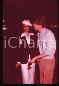 Fotografia d'epoca originale 35mm vintage slide* 1975ca COSTUME Mick JAGGER con Bianca JAGGER (1) 1