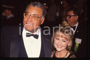 35mm vintage slide* 1991 BEVERLY HILLS James Earl JONES con Cecilia HART (1)  La diapositiva &egrave; stata scattata durante la cerimonia della consegna dei Golden GlobeDiapositiva d'epoca, in formato 35 mm CONDIZIONI: GOODE' severamente vietata la riproduzione. Tutti i diritti sono riservati. ICharta mette in vendita, sul negozio eBay e in esclusiva sul sito "icharta" il proprio archivio composto da numerose diapositive e negativi fotografici d'epoca, tutti originali e autentici, che attraversano la storia del costume italiano tra gli la fine degli anni Sessanta e Novanta.Si tratta di uno sguardo inedito sull'attualit&agrave;, la politica, la vita quotidiana, il gossip e la cultura, che fotografa il cambiamento della nazione in quest'ultimo scorcio del XX secolo. Un'occasione unica per il mercato del collezionismo, che vede finalmente disponibile un archivio eccezionale per vastit&agrave;, tematiche e condizioni, in un settore (il negativo fotografico e la diapositiva) di assoluta novit&agrave; e dalle interessanti prospettive di investimento.  originale e autentica 1