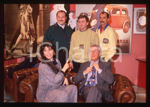 35mm vintage slide*1990 RAI 2 Claudia MORI Pino CARUSO Gemelli Ruggeri Dudu Dudù Nella diapositiva compaiono anche Stefano Bicocchi in arte Vito ed i  (Eraldo Turra, Luciano Manzalini) Diapositiva d'epoca, in formato 35 mm. CONDIZIONI: GOODE' severamente vietata la riproduzione. Tutti i diritti sono riservati. ICharta mette in vendita, sul negozio eBay e in esclusiva sul sito "icharta" il proprio archivio composto da numerose diapositive e negativi fotografici d'epoca, tutti originali e autentici, che attraversano la storia del costume italiano tra gli la fine degli anni Sessanta e Novanta.Si tratta di uno sguardo inedito sull'attualit&agrave;, la politica, la vita quotidiana, il gossip e la cultura, che fotografa il cambiamento della nazione in quest'ultimo scorcio del XX secolo. Un'occasione unica per il mercato del collezionismo, che vede finalmente disponibile un archivio eccezionale per vastit&agrave;, tematiche e condizioni, in un settore (il negativo fotografico e la diapositiva) di assoluta novit&agrave; e dalle interessanti prospettive di investimento.  originale e autentica 1