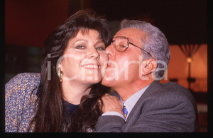 35mm vintage slide* 1990 RAI 2 Claudia MORI Pino CARUSO conducono Dudu Dudù 7 Diapositiva d'epoca, in formato 35 mm. CONDIZIONI: GOODE' severamente vietata la riproduzione. Tutti i diritti sono riservati. ICharta mette in vendita, sul negozio eBay e in esclusiva sul sito "icharta" il proprio archivio composto da numerose diapositive e negativi fotografici d'epoca, tutti originali e autentici, che attraversano la storia del costume italiano tra gli la fine degli anni Sessanta e Novanta.Si tratta di uno sguardo inedito sull'attualit&agrave;, la politica, la vita quotidiana, il gossip e la cultura, che fotografa il cambiamento della nazione in quest'ultimo scorcio del XX secolo. Un'occasione unica per il mercato del collezionismo, che vede finalmente disponibile un archivio eccezionale per vastit&agrave;, tematiche e condizioni, in un settore (il negativo fotografico e la diapositiva) di assoluta novit&agrave; e dalle interessanti prospettive di investimento.  originale e autentica 1