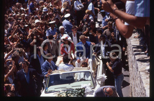 35mm vintage slide* 1990 RAMATUELLE Johnny HALLYDAY e Adeline BLONDIEAU Nozze 3 Diapositiva d'epoca, in formato 35 mm. CONDIZIONI: GOODE' severamente vietata la riproduzione. Tutti i diritti sono riservati. ICharta mette in vendita, sul negozio eBay e in esclusiva sul sito "icharta" il proprio archivio composto da numerose diapositive e negativi fotografici d'epoca, tutti originali e autentici, che attraversano la storia del costume italiano tra gli la fine degli anni Sessanta e Novanta.Si tratta di uno sguardo inedito sull'attualit&agrave;, la politica, la vita quotidiana, il gossip e la cultura, che fotografa il cambiamento della nazione in quest'ultimo scorcio del XX secolo. Un'occasione unica per il mercato del collezionismo, che vede finalmente disponibile un archivio eccezionale per vastit&agrave;, tematiche e condizioni, in un settore (il negativo fotografico e la diapositiva) di assoluta novit&agrave; e dalle interessanti prospettive di investimento.  originale e autentica 1