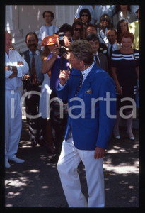 35mm vintage slide* 1990 RAMATUELLE Johnny HALLYDAY il giorno delle nozze (2) La diapositiva si riferisce al matrimonio tra Adeline Blondieau e Johnny HallydayDiapositiva d'epoca, in formato 35 mm. CONDIZIONI: GOODE' severamente vietata la riproduzione. Tutti i diritti sono riservati. ICharta mette in vendita, sul negozio eBay e in esclusiva sul sito "icharta" il proprio archivio composto da numerose diapositive e negativi fotografici d'epoca, tutti originali e autentici, che attraversano la storia del costume italiano tra gli la fine degli anni Sessanta e Novanta.Si tratta di uno sguardo inedito sull'attualit&agrave;, la politica, la vita quotidiana, il gossip e la cultura, che fotografa il cambiamento della nazione in quest'ultimo scorcio del XX secolo. Un'occasione unica per il mercato del collezionismo, che vede finalmente disponibile un archivio eccezionale per vastit&agrave;, tematiche e condizioni, in un settore (il negativo fotografico e la diapositiva) di assoluta novit&agrave; e dalle interessanti prospettive di investimento.  originale e autentica 1