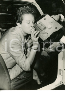 1964 LONDON Margaret SAW demonstrating Hermes drink-meter *Foto 13x18 cm