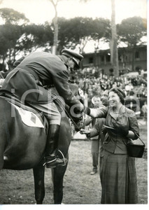 1957 ROMA Concorso Ippico - Beatrice D'OLANDA saluta un fantino *Foto 13x18 cm