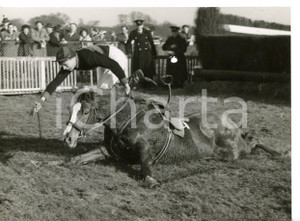 1960 KEMPTON Coventry Handicap - Fantino J. BASSETT durante caduta da cavallo